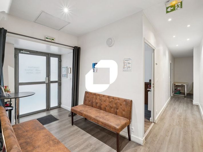 Proximité immédiate de Saint-Lazare, Paris 8e. En