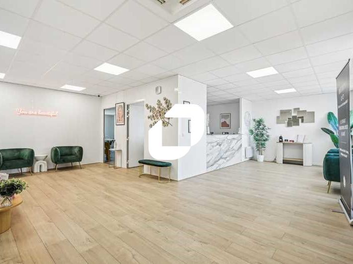 IMMPROVE vous propose dans un bel immeuble de sta