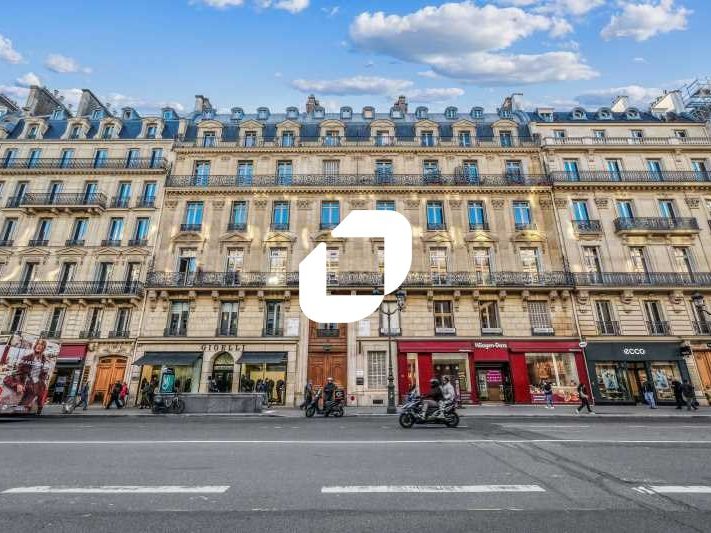 Situé sur l'Avenue de l'Opéra,  dans un immeuble 