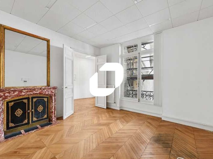 Situé sur l'Avenue de l'Opéra,  dans un immeuble 