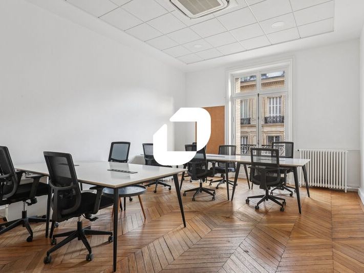 Dans un bel immeuble Haussmannien à proximité imm