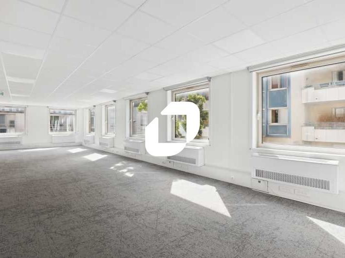 Plateau situé au pied du T2 dans un immeuble tert