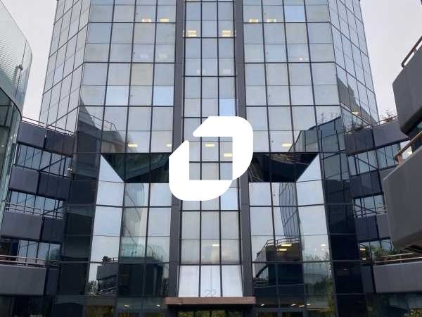 Au sein d'un bel immeuble de bureaux disposant d'