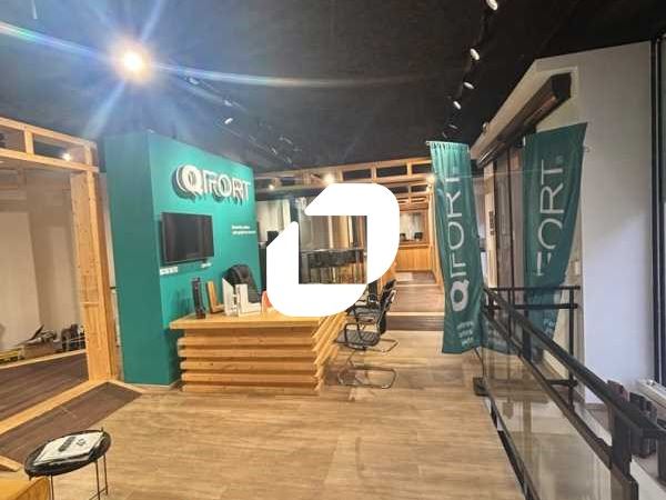 Local commercial avec 20 mètres de linéaire vitri