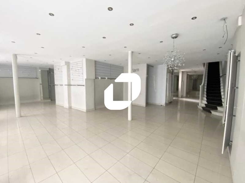 Immprove vous propose à la location un local comm