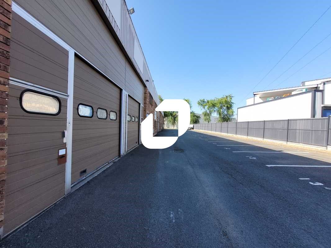 Situé dans la zone d'activité ZI de l'Eglantier à