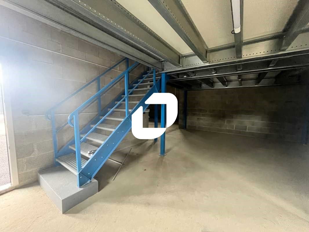 À proximité de la N20, dans le village des artisa