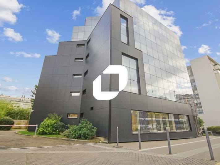 Au sein d'un immeuble récemment ravalé et disposa