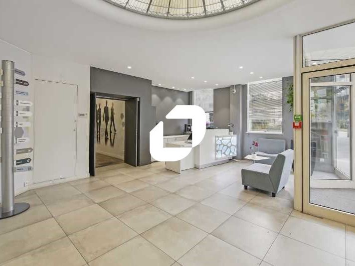 Au sein d'un immeuble récemment ravalé et disposa