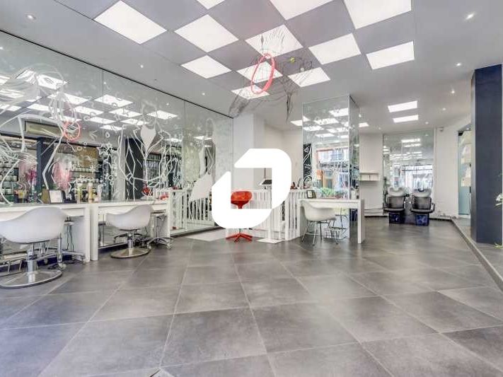 Immprove vous propose, un local commercial sur 2 