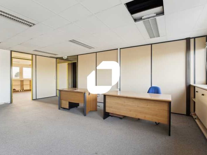 Proche des axes autoroutiers A1, A104, A3, dans u