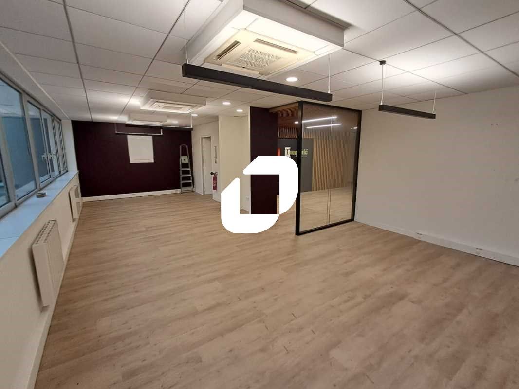 Courbevoie Centre : Au sein d'un immeuble tertiai