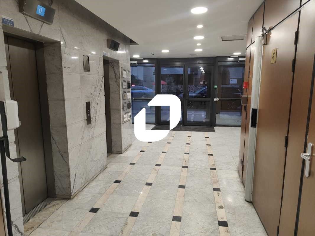 Au sein d'un immeuble moderne situé au pied du mé