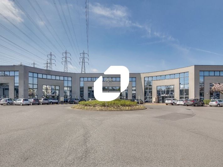 Idéalement situé au pied de l'autoroute A10 à Pal