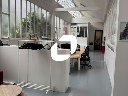 Idéalement situé à proximité du métro Croix de Ch