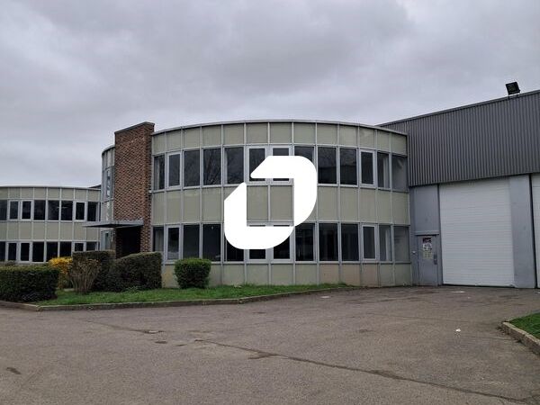 Situé dans la zone d'activité de Buc, entre Guyan