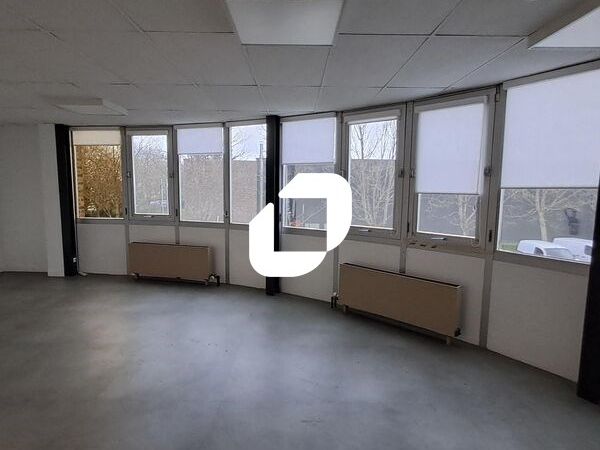 Situé dans la zone d'activité de Buc, entre Guyan