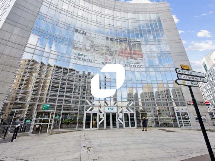 Situé sur la Place Victor Hugo à Courbevoie, Immp