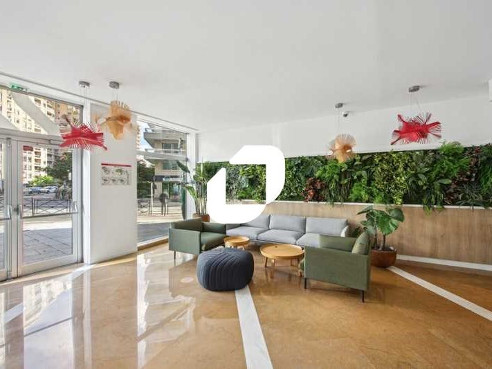 Situé sur la Place Victor Hugo à Courbevoie, Immp