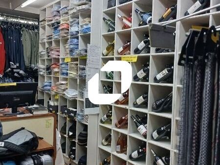 Dans la rue la plus commerçante de la ville, Immp