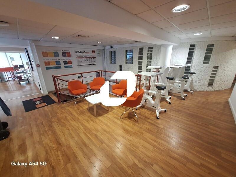 Vos bureaux en plein centre ville, à 2 min du mét