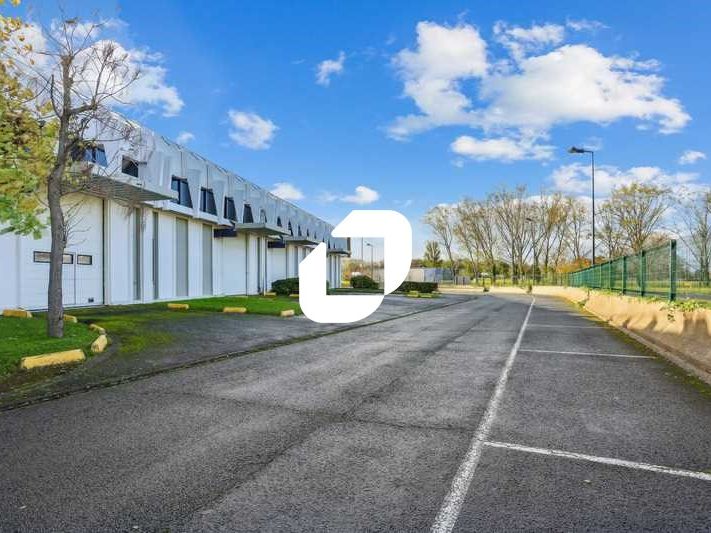 A Courcouronnes, au pied de l'autoroute A6 et pro