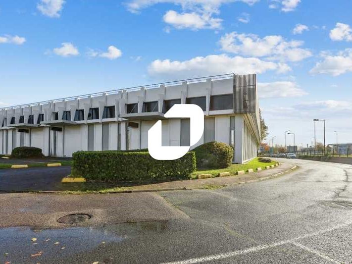 A Courcouronnes, au pied de l'autoroute A6 et pro