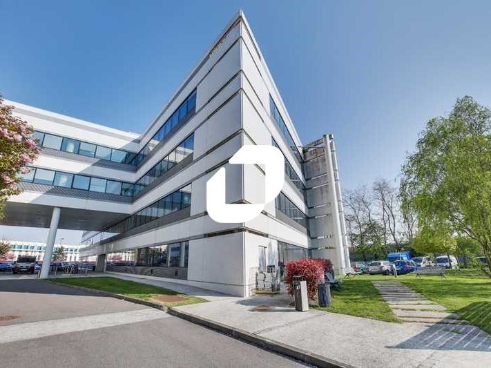 Au pied de l'Autoroute A6 et à proximité de la N1