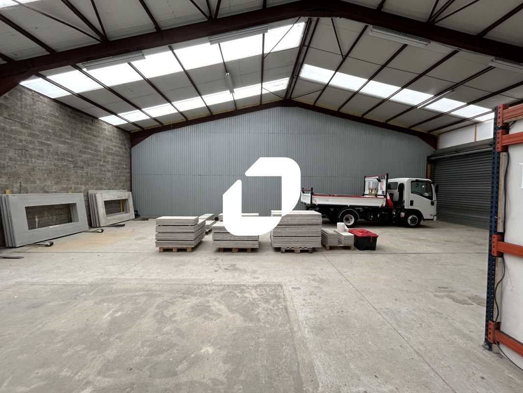 Situé à proximité de l'autoroute A5 et au coeur d