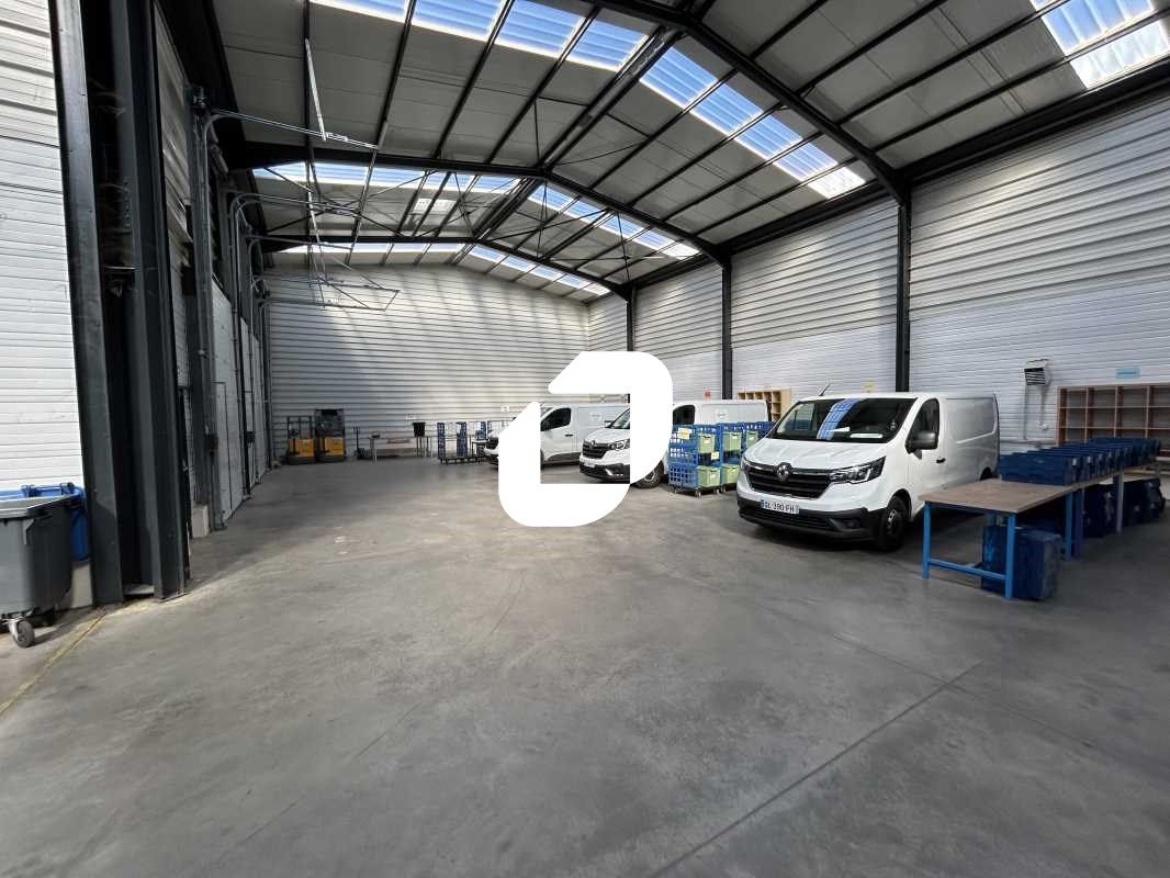 Situé idéalement à la sortie de la N104, à 10min 