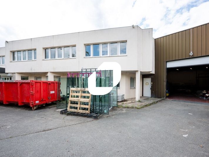 Situé à proximité des axes N6 et N7, au coeur de 