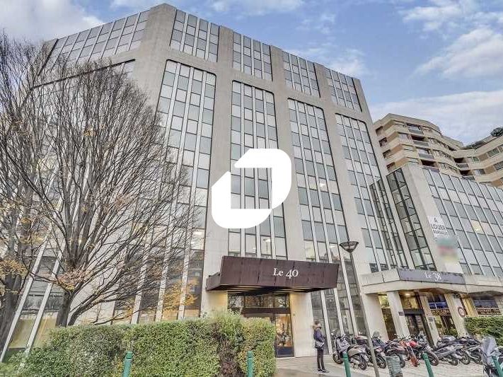 Dans un immeuble contemporain doté d'un service d