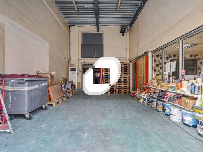 Situé à Boissy Saint Léger, dans la zone d'activi