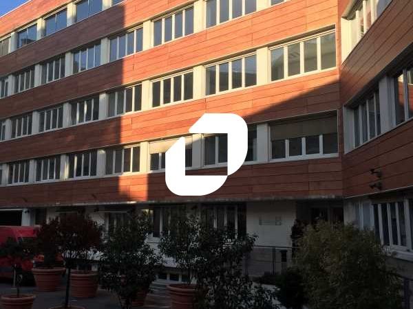 Situé au pied du métro de la ligne 13 « Carrefour