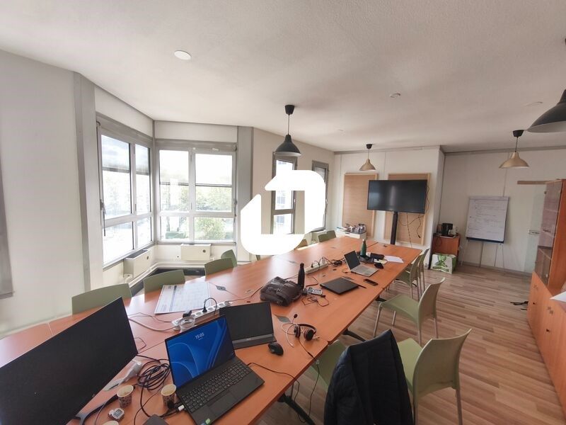 BUREAUX À VENDRE Situés à proximité immédiate des