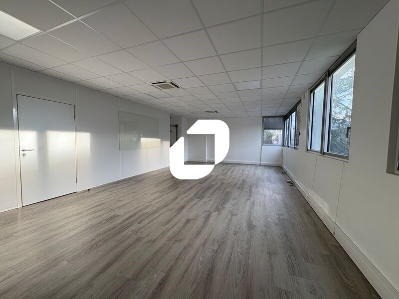 VELIZY ESPACE - Au sein d'un immeuble entièrement