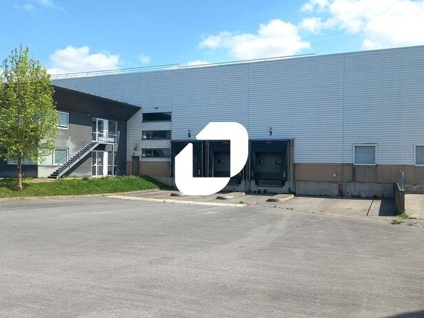 A proximité de l'autoroute A 104 et de la gare de