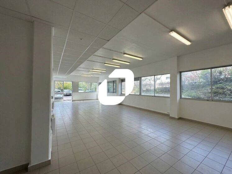Situé dans la zone d'activité des glaises au pied