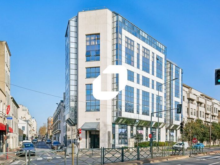 Dans un immeuble récent, situé sur les quais de S
