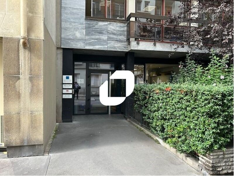 A 300 mètres de la station « Charles Michels » (l