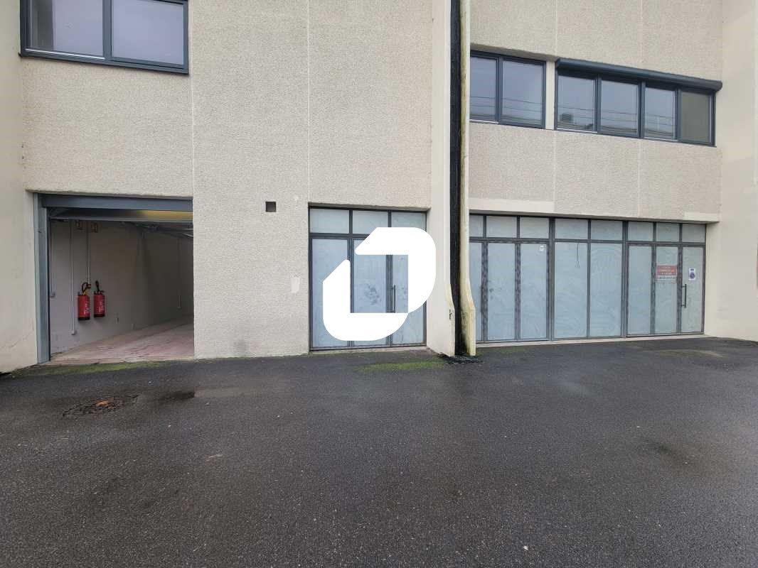 Situé dans la zone d'activité des glaises à proxi