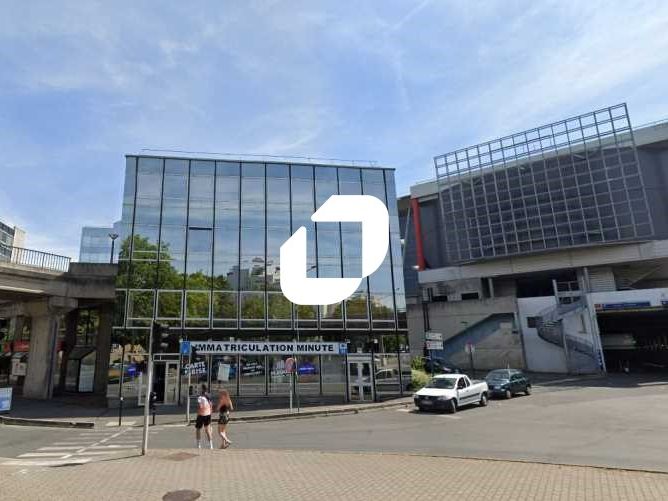 A proximité immédiate du centre commercial Evry 2