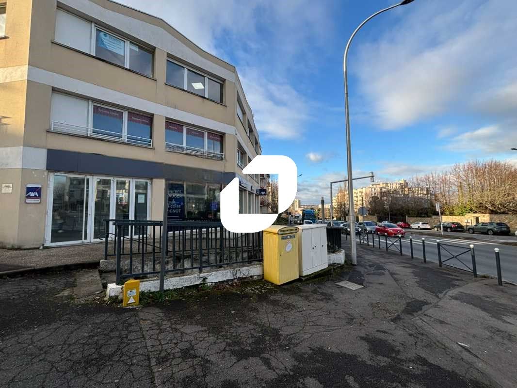 Située au pied de la N7, à Ris-Orangis, IMMPROVE 