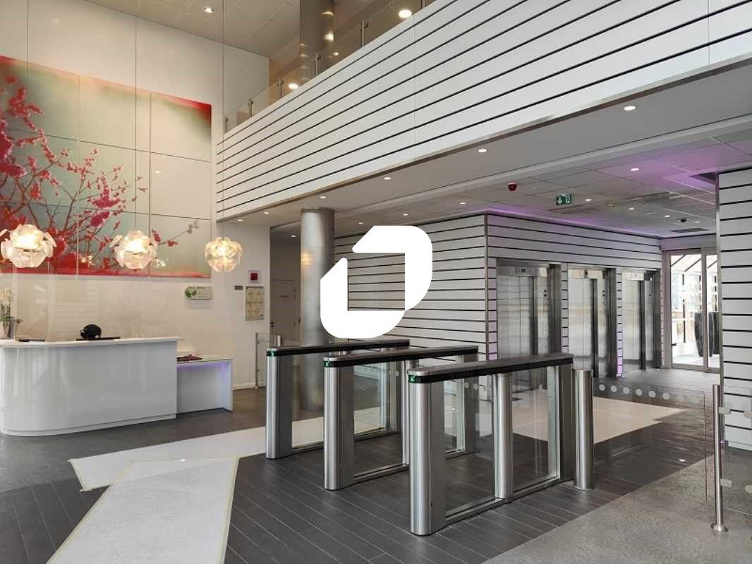 Au sein d'un immeuble de bureaux moderne situé à