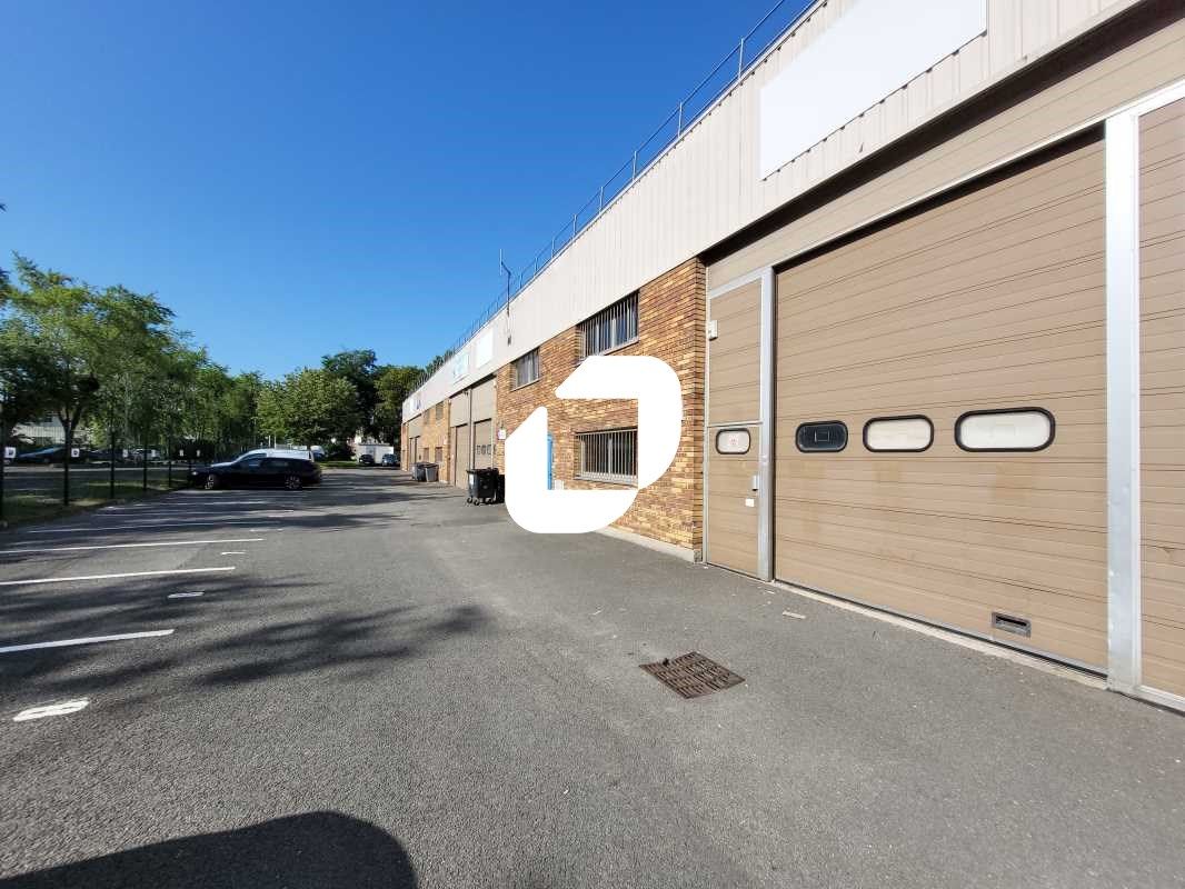 Situé dans la zone d'activité ZI de l'Eglantier à