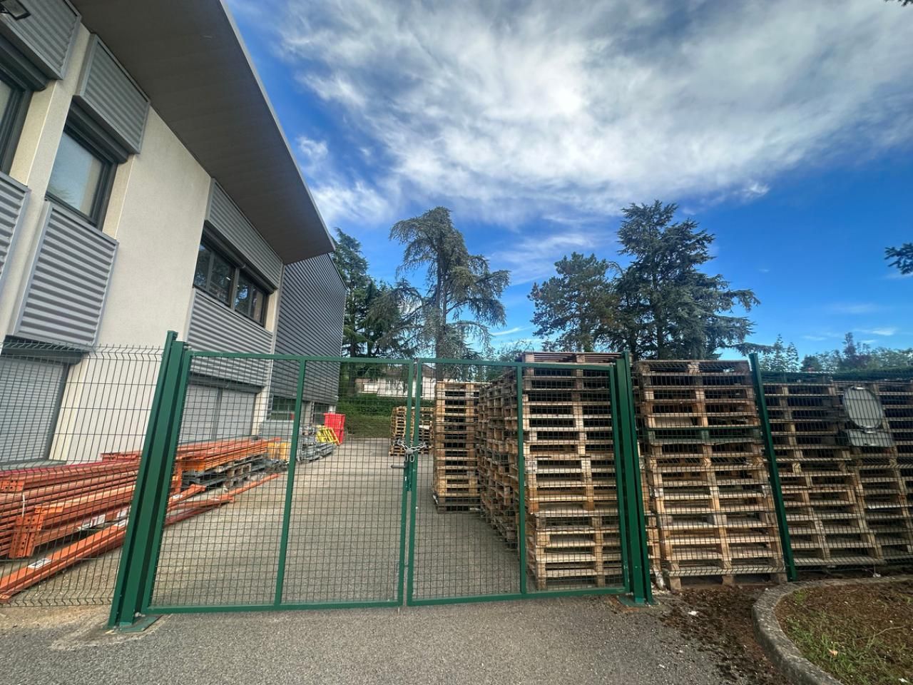 11696 m² pour ce activité en location à Saint-priest