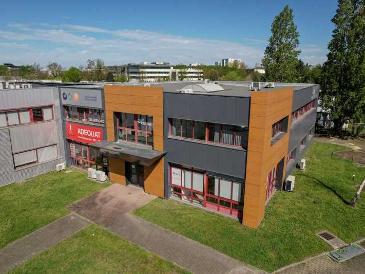 Situé au coeur de la zone d'affaires du Phare à B