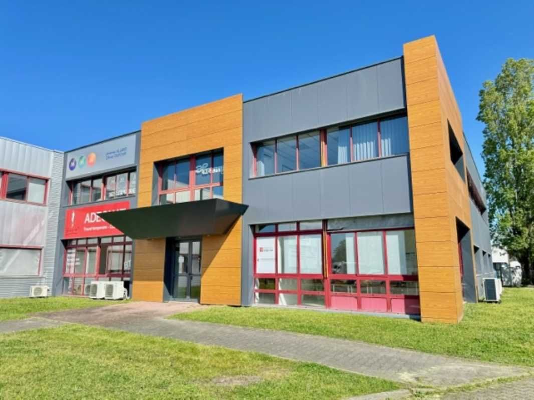 Situé au coeur de la zone d'affaires du Phare à B