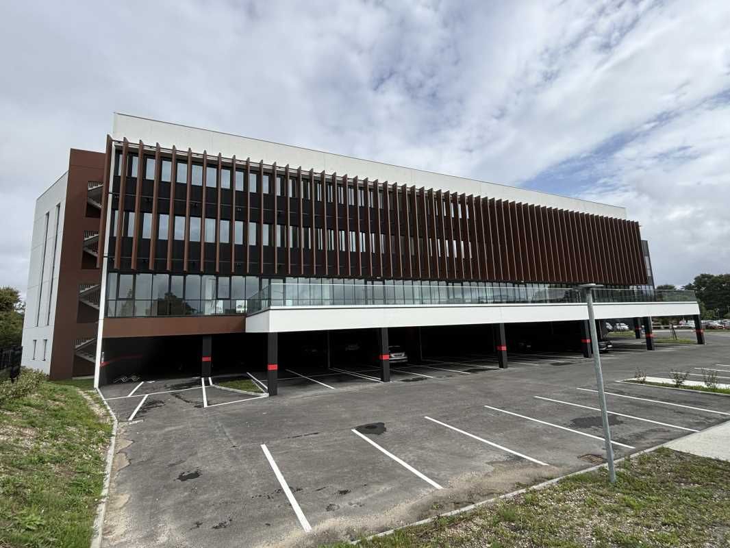 A proximité immédiate des axes autoroutiers, nous