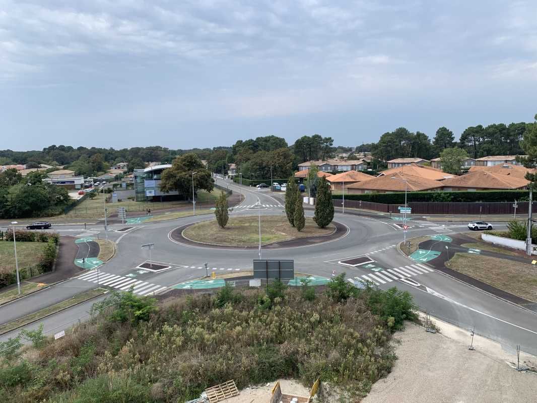 A proximité immédiate des axes autoroutiers, nous